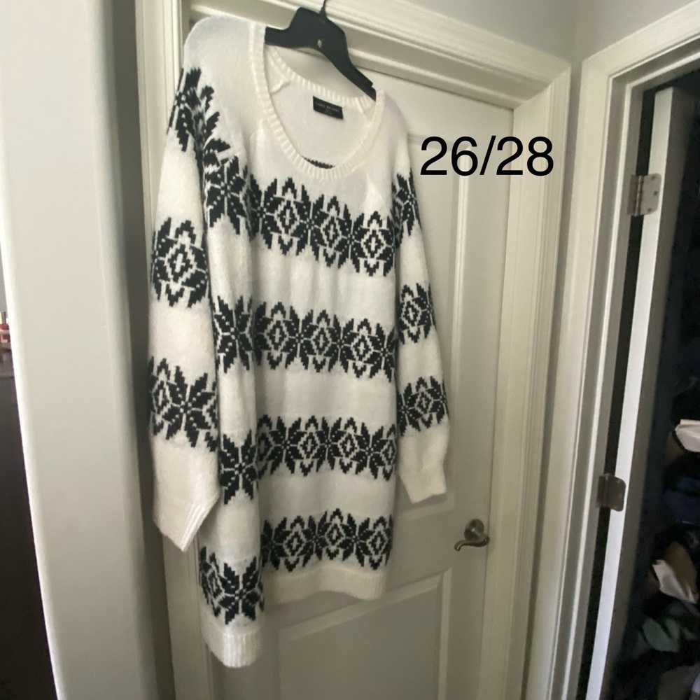 Cozy Black and White Patterned tunic Sweater